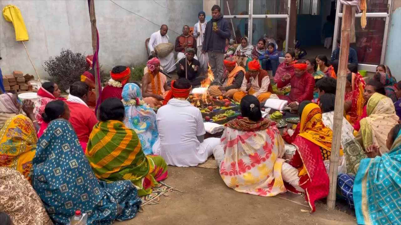 निरसा के शासनबेड़िया मोड़ स्थित जगन्नाथ मंदिर में आज श्रीमद् भगवद् कथा के समापन के बाद हवन का दृश्य
#indianews28 #nirsa #maithan #kumardhubi