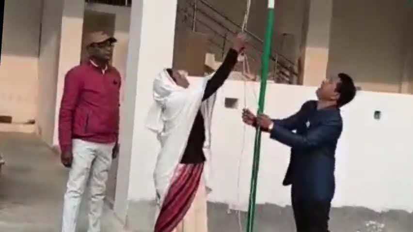 गुदड़ी: झारखंड की मंत्री जोबा माझी ने पंप रोड स्थित अपने आवासीय कार्यालय में किया झंडातोलन