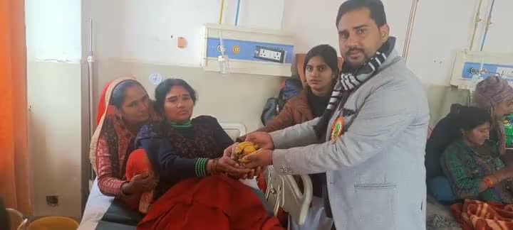 #गणतंत्र_दिवस के शुभ अवसर पर आज कौशाम्बी संसदीय क्षेत्र के मंझनपुर जिला अस्पताल में मेरे प्रतिनिधि के रूप में भाई पंकज सोनकर जी ने मरीजों को फलों का वितरण किया और उनके यथाशीघ्र स्वस्थ होने की प्रभु से कामना की।

#RepublicDay2024 #26January2
