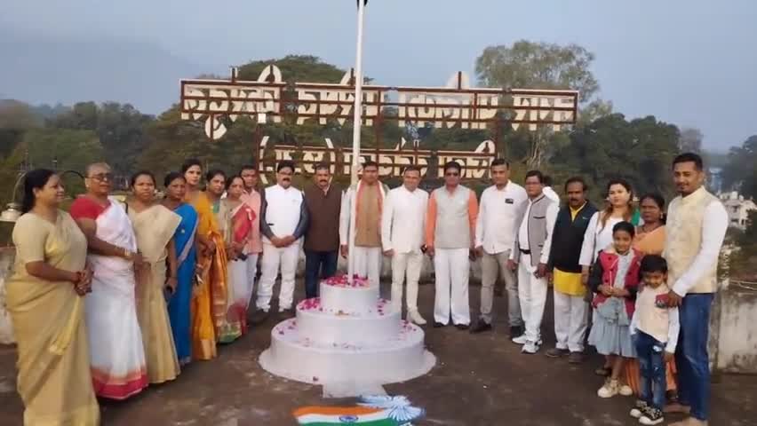 कुआकोण्डा: कुआकोंडा।नगरपालिका कार्यालय में अध्यक्ष मृणाल राय ने किया ध्वजारोहण