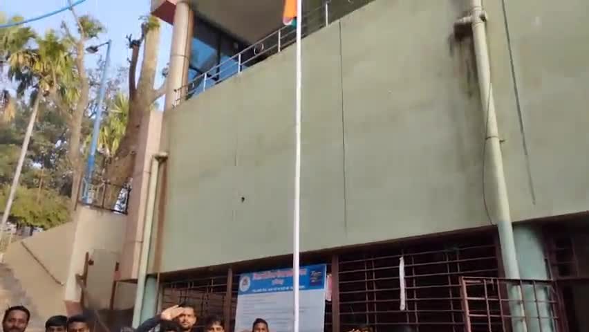 बड़े बचेली: किरन्दुल।किरंदुल पोस्ट ऑफिस में पोस्टमास्टर सुशांत कुमार  ने किया ध्वजारोहण