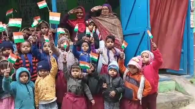 आदापुर: आदापुर प्रखंड क्षेत्र के आंगनबाड़ी केंद्रों पर सेविकाओं के द्वारा फहराया गया तिरंगा दी गई झंडे को सलामी