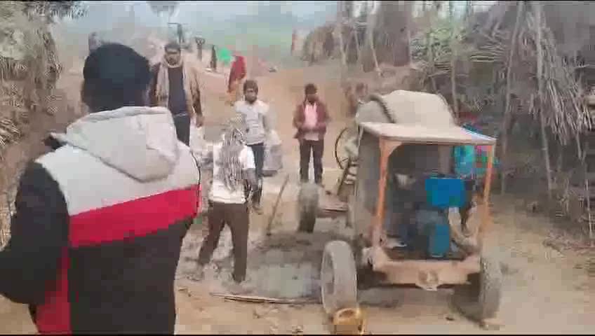 नरकटिया: जटवा 1220 में 4 वर्षो से सड़क पर जलजमाव से निजात दिलाने के लिए पंचायत द्वारा नाला का निर्माण शुरू, ग्रामीणों में हर्ष