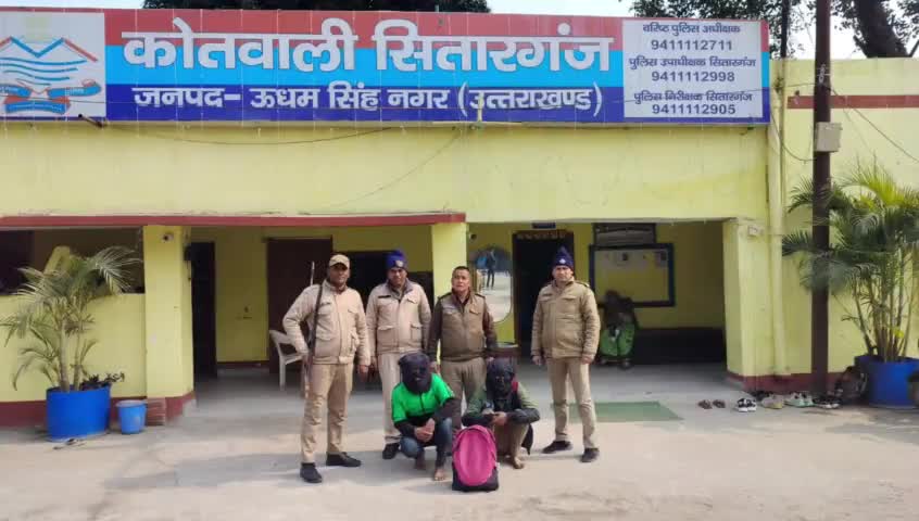 सितारगंज: सितारगंज पुलिस ने रात्रि में दुकान के शटर का ताला तोड़कर मोबाइल चोरी करने वाले दो चोरों को किया गिरफ्तार