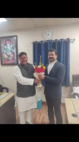 बिहार में नवगठित #एनडीए गठबंधन में शामिल होकर पुनः मंत्री बने भाई सुमित सिंह को आवास पर बधाई देते हुए रवि राज एवं अभिषेक पटेल। #bhaayyadavofficial #highlight #जेडीयू