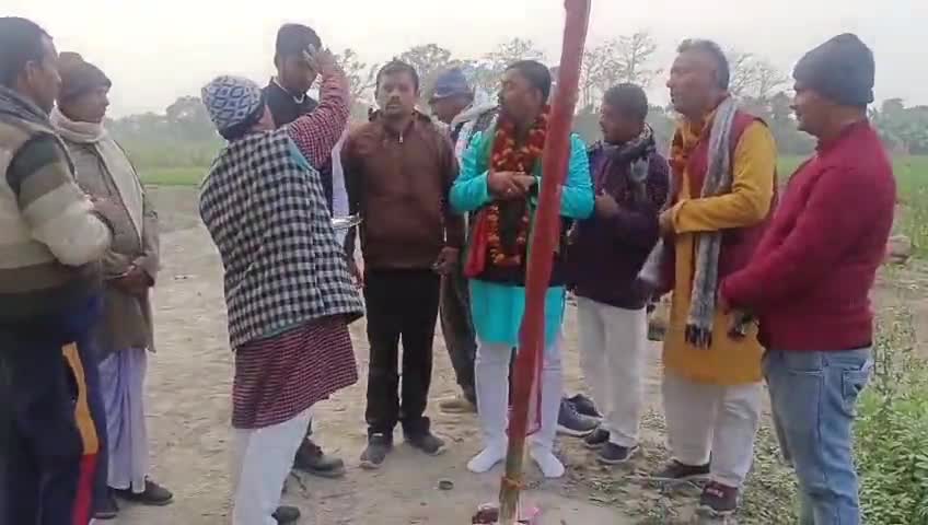 पहाड़पुर: पूर्वी सरेया सामूहिक विवाह में 2 लाख 51 हजार रुपये दान देनेवाले दानबीर को समिति सदस्यों ने फूलमाला पहनाकर किया सम्मानित।