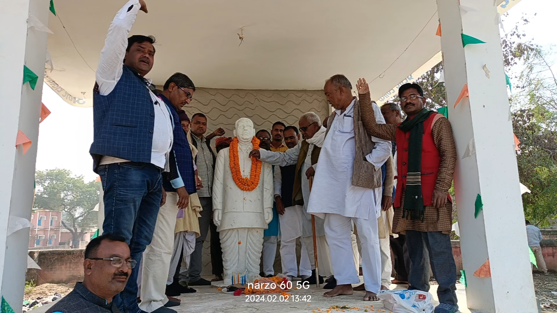#चेनारी #Rohtas जगदेव प्रसाद जी के पर्तिमा पर पुष्प माला अर्पित करते हुए