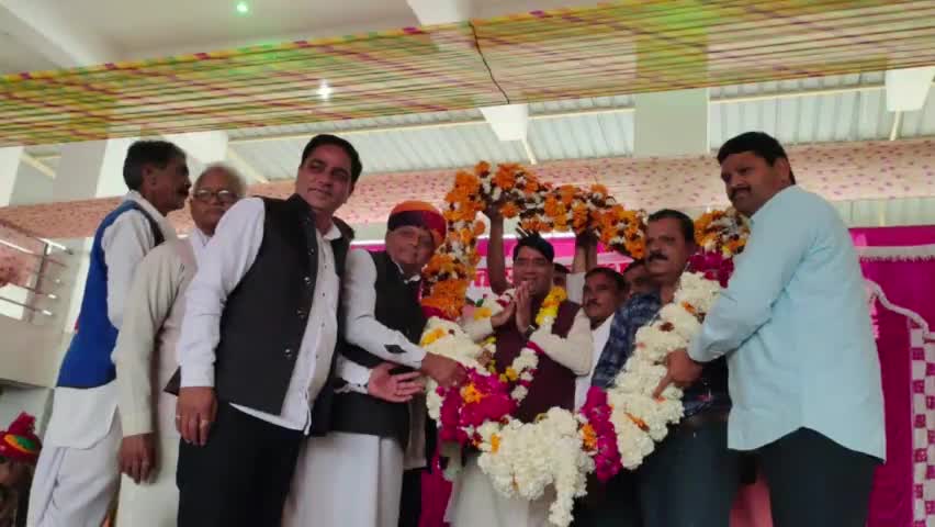 पुष्कर: ##मत्स्य भगवान मंदिर पुष्कर में कैबिनेट मंत्री सुरेश सिंह रावत का किया गया 51  किलो की माला से रावत समाज द्वारा स्वागत@@