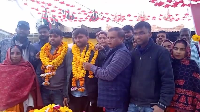 बहुत गरीब परिवार के दो भाई सरकारी नौकरी प्रकार अपने गांव छोटा मिझौरा करेरु सुहावल अयोध्या का नाम रोशन किया