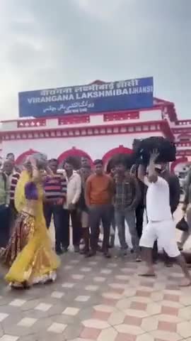 झांसी स्टेशन का नजारा 😂😍
#फिल्म अभिनेता #गोविंदा और अभिनेत्री #करिश्मा_कपूर