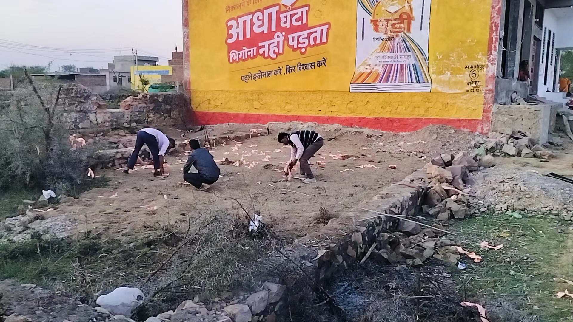 खेरदा में प्लाट पर डेरे वालों का अवैध कब्जा, मालिक हुआ परेशान 
#sawaimadhopurnews #Kherda #Iamashu
