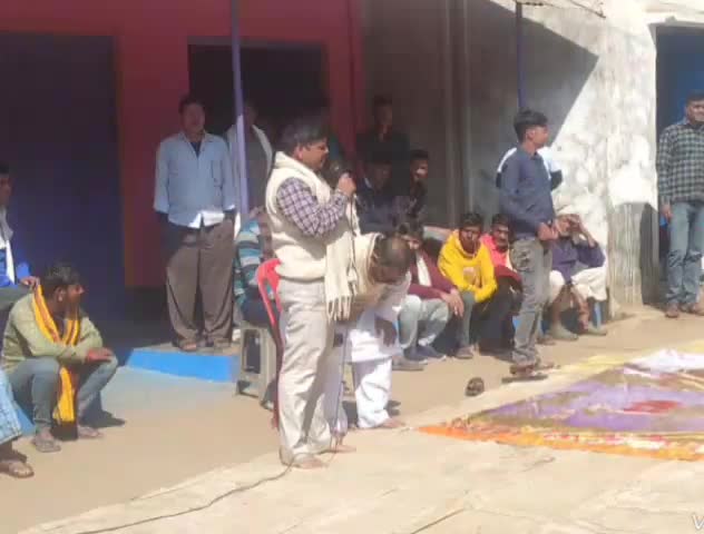 केसठ: दक्षिण बिहार ग्रामीण बैंक केसठ के नया बाजार से पूराना बाजार स्थानांतरण की सूचना पर ग्रामीण हुए आक्रोशित, दिया धरना