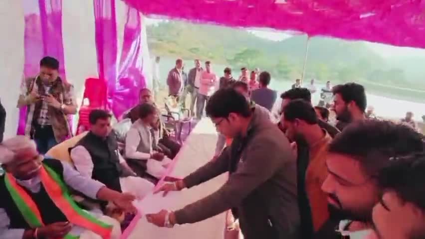 डूंगरपुर: जनजाति मंत्री बाबूलाल खराड़ी से मिले ईएमआरएस के अतिथि शिक्षक, विभिन्न मांगों को लेकर दिया ज्ञापन
