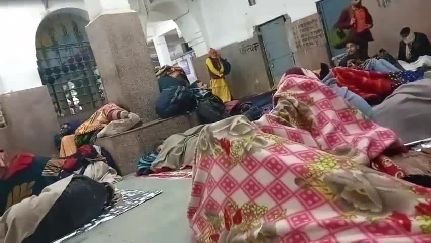 RO/ARO की परीक्षा को लेकर उम्मीदवारो का हुजूम इटावा स्टेशन पर #RO/ARO #examination #etawah14