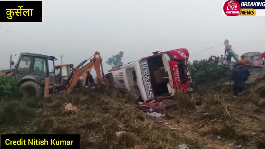 #Breking_News : बड़ा हादसा कुर्सेला में शिवम डीलक्स वोल्वो यात्री बस अनियंत्रित होकर गड्ढे में पलटी।