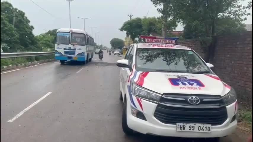 घरौंडा: कोहंड में डिवाइडर पर चढ़ी राजस्थान रोडवेज की बस, कोई हताहत नहीं, ट्रक द्वारा अचानक कट लगाने से हुआ हादसा
