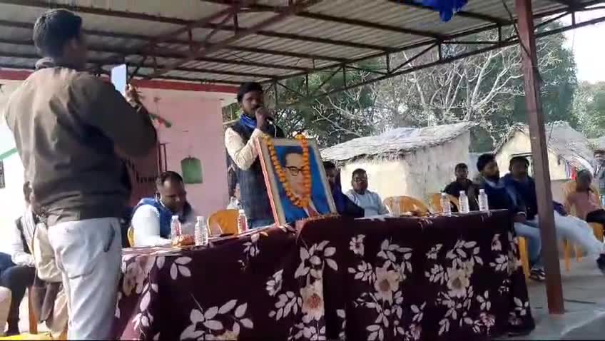 #चंदौली आज 12 फरवरी बिहार,यूपी, के बार्डर विधानसभा चकिया ग्राम सभा इलिया में आज़ाद समाज पार्टी (कांशीराम) का चकिया विधानसभा सचिव छोटेलाल जी के नेतृत्व में मीटिंग का आयोजन किया गया,जिसमें सैकड़ों की संख्या में माताएं, बहनें, बड़े बुजुर्ग,एवं