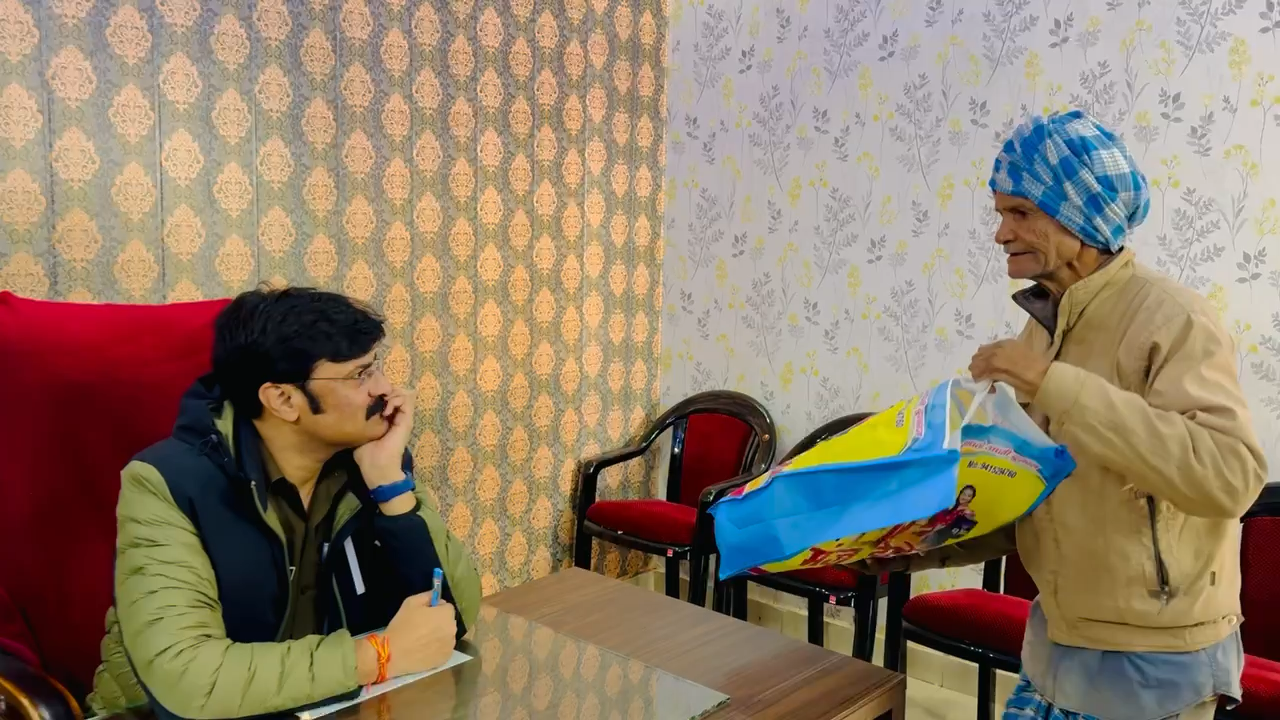 जब एक बुजुर्ग ने मुझसे क़ब्बल और स्वेटर माँगा #anirudhasingh