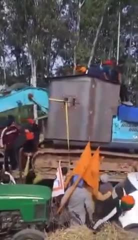 शंभू बॉर्डर से किसान दिल्ली कूच करेंगे किसानों ने बैरिकेड को पार करने के लिए पोर्कलेन मशीन मंगवाई है #किसान_आंदोलन