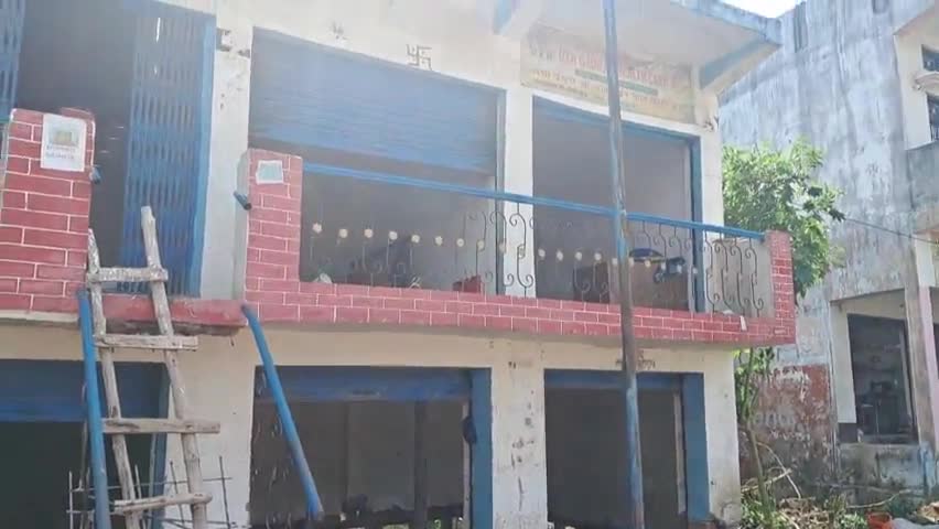 शबनम स्कूल  क समीप देसी जुगाड़ से उठाई जा रही बिल्डिंग... 200sqr ft आती है लागत .