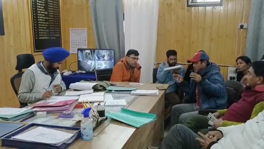 धारचूला: गुंजी के ग्रामीणों ने पर्यटन विभाग व प्रसाशन के अधिकारियों के साथ #तहसील मुख्यालय में की बैठक