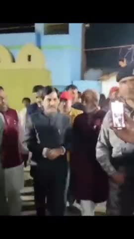 भाजपा नेता सैयद शाहनवाज हुसैन जी के साथ मखदूम याहिया मनेरी के दरगाह पर चादरपोशी कर प्रार्थना की गई। #मनेर #Maner