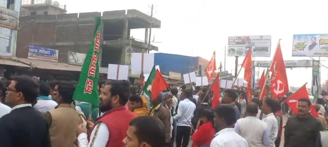 #जन_विश्वास_यात्रा के स्वागत में उमड़ा जनसैलाब, बस स्टैंड अररिया में चांदी का मुकूट पहना कर तेजस्वी जी का हुआ अभिनंदन