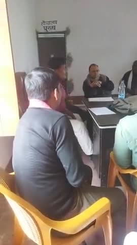 बलिया: चकबंदी के विषय मे बाच चित करते हुए चौहान बस्ती के लोग पंचायत भवन और हरिपुरी गांव के पंडित जी लोग#कुछ चर्चा किया गया@