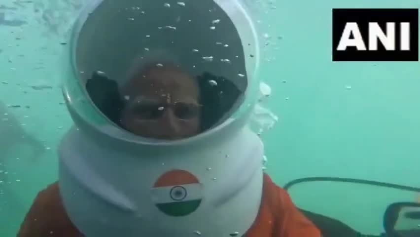 73 वर्ष की आयु में इस तरह भक्ति करना अद्भुत है।
नतमस्तक हूं इस #अवतारी_पुरुष के आगे 👏
#युगपुरुष #द्वारिकाधीश