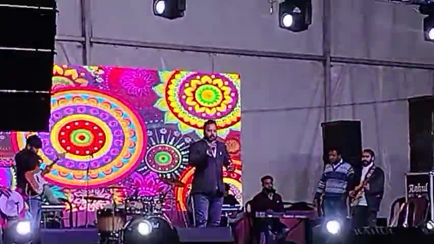 स्प्रिंग कार्निवल धर्मशाला की तृतीय संस्कृत संध्या का आगाज
सिंगर नवीन विशिष्ट की आवाज में।