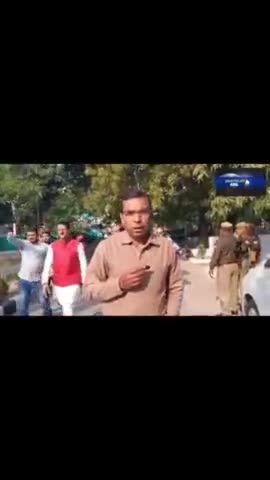 सैल्यूट है ऐसे पत्रकार को जिन्होंने पिछड़ा दलित विरोधी गद्दार विधायको के मुंह में जूता मारा ।।
Anil Yadav जी
#Samajwadi #PDA  #AkhileshYadav