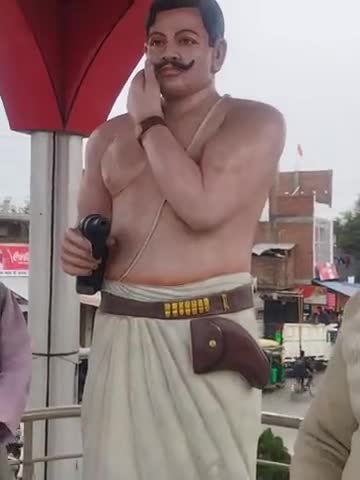 चंद्रशेखर आजाद के मूर्ति का साफ सफाई न होने के कारण क्रांतिकारी स्मारक समिति के सदस्यों नेगुसा जाहिर की नगर पालिका