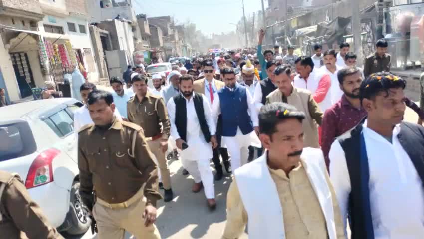 *जनपद शामली के कस्बा #झीझाना मैं उत्तर प्रदेश सरकार में राज्य मंत्री अल्पसंख्यक कल्याण मुस्लिम हज एवं वक्फ बड़े भाई दानिश आजाद अंसारी जी के पहुंचने पर #पसमांदा समाज के हज़ारों बड़े बुजुर्गों और भाइयों द्वारा जोरदार स्वागत किया गया।।*