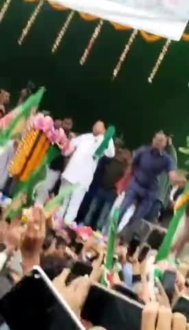 तेजस्वी yadav ने भरी सभा मे banaha पगड़ी #तेजस्वी यादव