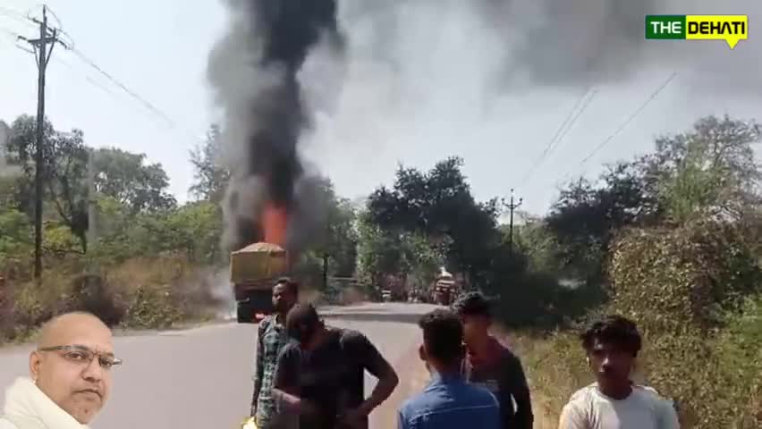 खरसिया चौकी क्षेत्र में चलती गाड़ी में लगी आग...