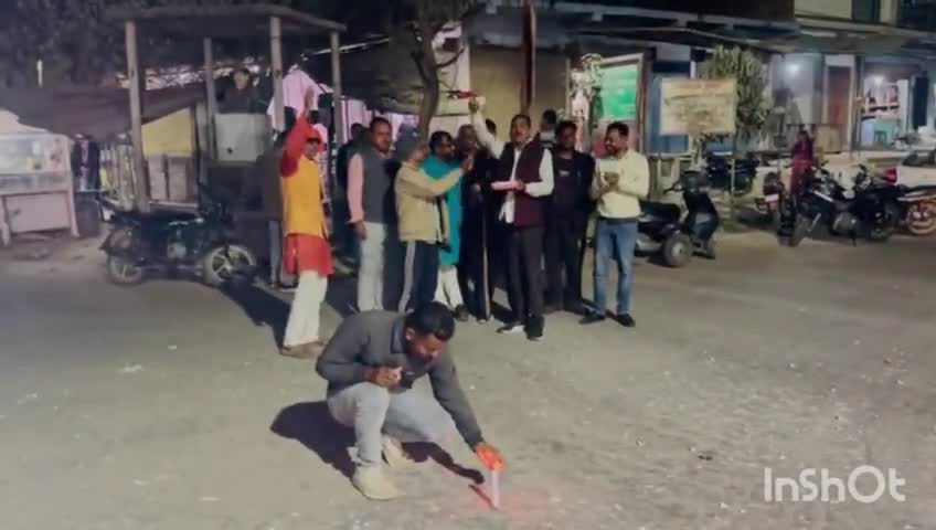 #सलेमपुर लोकसभा से #तीसरी बार #भाजपा #प्रत्याशी रविन्द्र कुशवाहा को बनाये जाने पर फूटे #पटाखे,बटी #मिठाई।