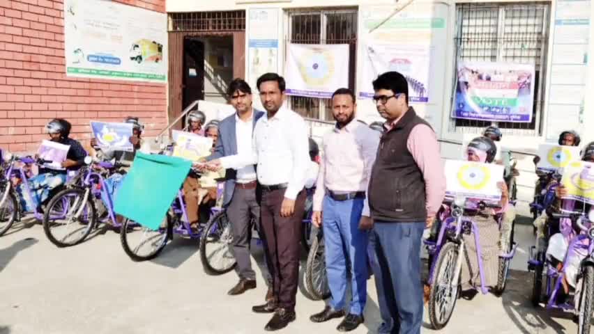 बैसि: 14 दिव्यांगजन को बुनियाद केंद्र बायसी से बैटरी चलित ट्राइसाइकिल का वितरण हरा झंडा दिखा कर किया गया,