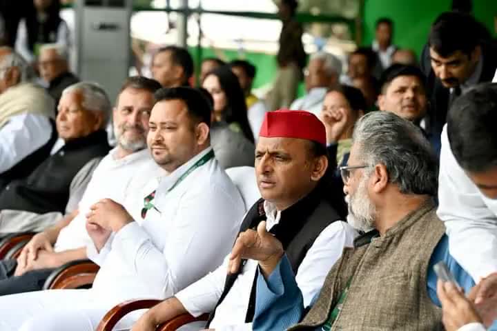 जब जोशीले #नौजवान मिल जाते हैं
तो बड़े-बड़े #तख़्त हिल जाते हैं!

#जनविश्वास_महारैली_पटना
#अखिलेश_यादव