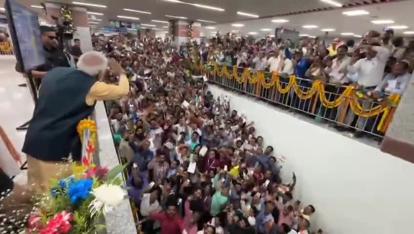 Chants of Modi erupted at the Esplanade Metro Station in Kolkata as the Prime Minister #modi #bjp #bjpminoritymorcha