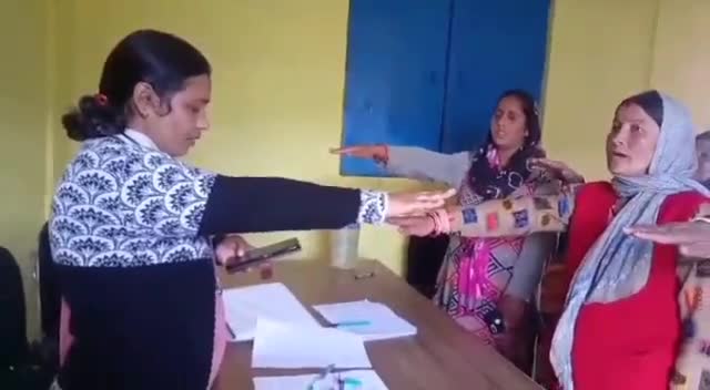 जिलासू: सरमोला में राष्ट्रीय ग्रामीण आजीविका मिशन के तहत मतदाताओं को मतदान की दिलाई गई शपथ