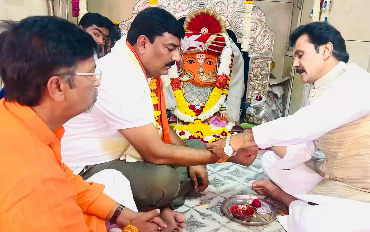 महा शिवरात्रि के पावन पर्व पर महाकाल महादेव के दर्शन किया ओर उनका आशीर्वाद वाना रहे ￼
#उज्जैन 
#जयमहाकाल