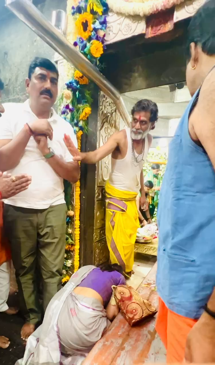 महा शिवरात्रि के पावन पर्व पर महाकाल महादेव के दर्शन किया ओर उनका आशीर्वाद वाना रहे ￼
#उज्जैन 
#जयमहाकाल