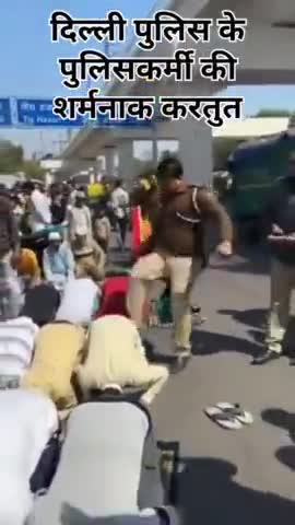 #देहली नमाज के दौरन नमाजियों को लात मारता नफ़रती पुलिसकर्मी #viral #news #dehli #jaipursnews