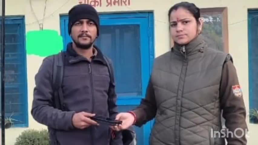 कोश्याकुटौली: खैरना बाजार क्षेत्र में गिरे मिले महंगी कीमत के दो मोबाइल फोन, पुलिस ने सौंपे मोबाइल स्वामी को