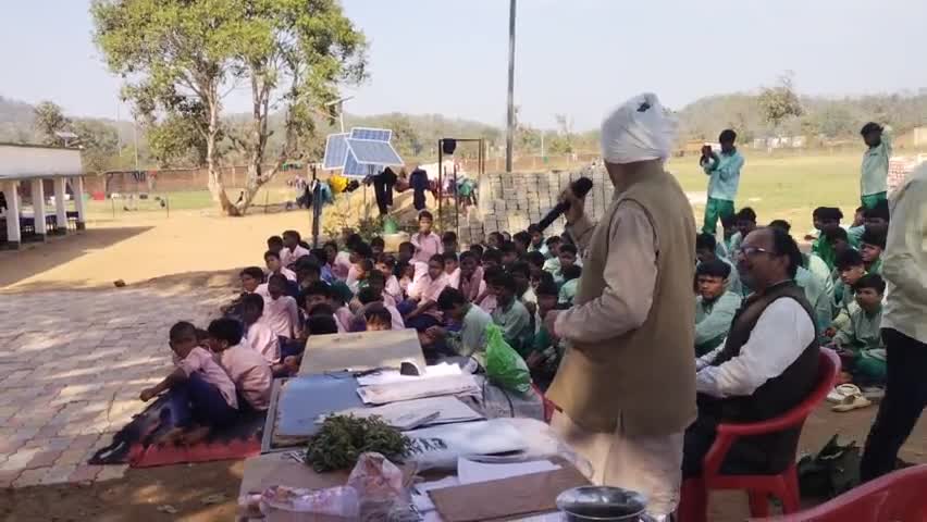 आवासीय विद्यालय सरयू में छात्रों को संबोधित करते श्री जानकी सिंह भूतपूर्व शिक्षक।