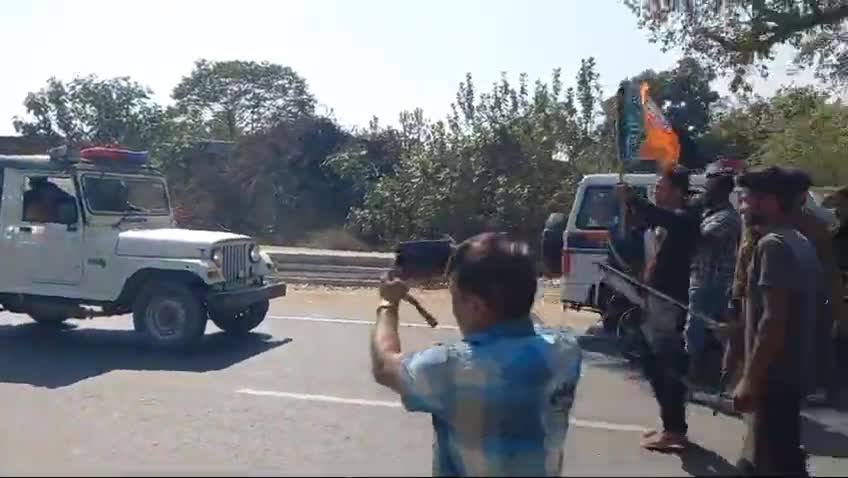 केन्द्रीय मंत्री #गिरिराज_सिंह को उनके ही पार्टी कार्यकर्ताओं के द्वारा काला झंडा दिखाया गिरिराज सिंह वापस