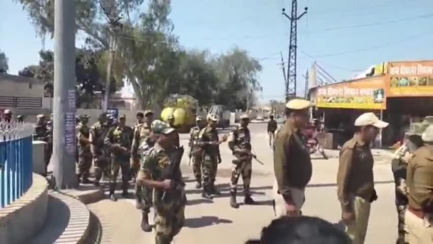 सादुलशहर: सादुलशहर के अंबेडकर चौक सहित विभिन्न स्थानों पर पुलिस प्रशासन के द्वारा निकाला गया फ्लैग मार्च