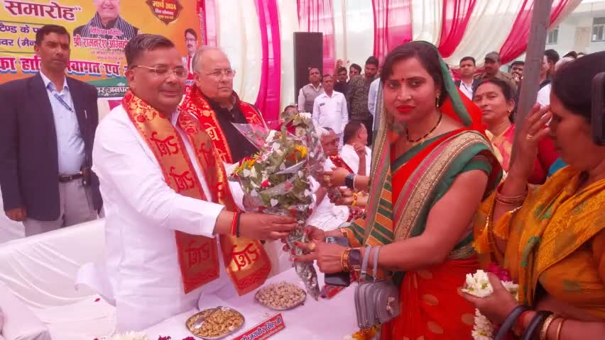 मंत्री जी का स्वागत करती माला सिंह भारती
#मैनपुरी #आगरा #कानपुर #कन्नौज #बेवर #लखनऊ #उन्नाव #एटा #इटावा #फर्रुखाबाद