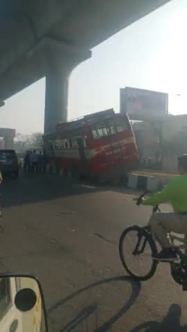 Ghaziabad: u.p  रोडवेज का हुआ हादसा यात्री बच्चे बाल बाल #Dainik #sr2847372