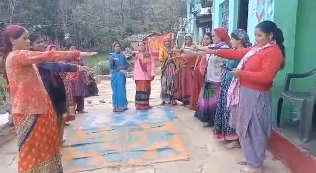 जिलासू: काफल पानी में राष्ट्रीय ग्रामीण आजीविका मिशन के तहत समूह की महिलाओं को मतदान की दिलाई गई शपथ